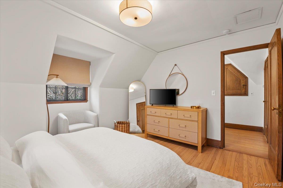 12 Hampton Road, Port Washington, NY 11050