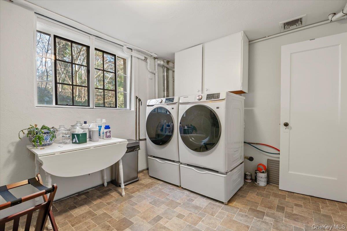 12 Hampton Road, Port Washington, NY 11050