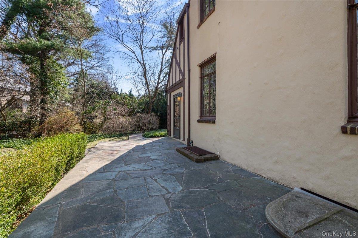 12 Hampton Road, Port Washington, NY 11050