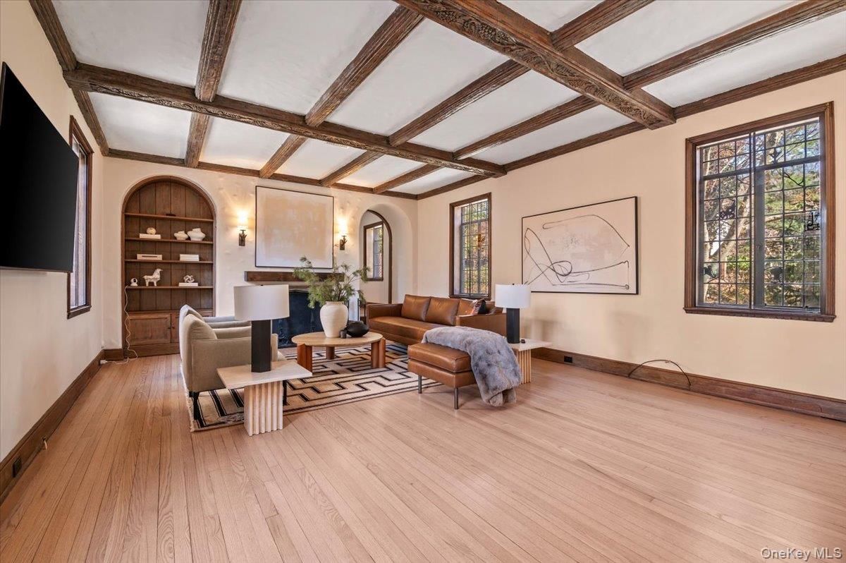 12 Hampton Road, Port Washington, NY 11050