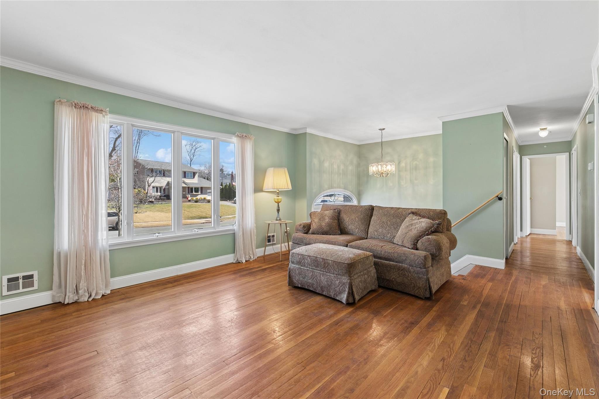 14 Wenmore Road, Commack, NY 11725