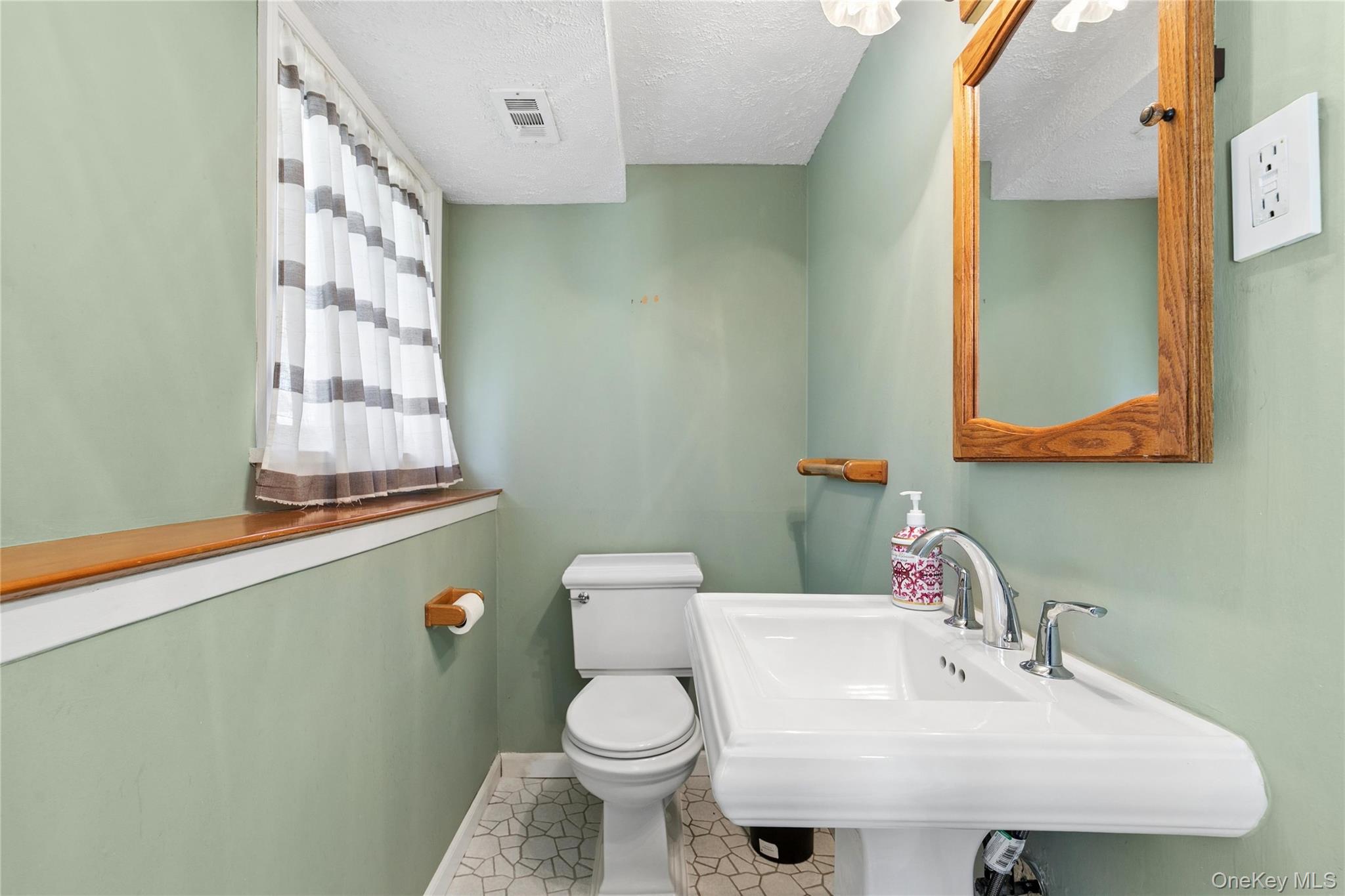 14 Wenmore Road, Commack, NY 11725