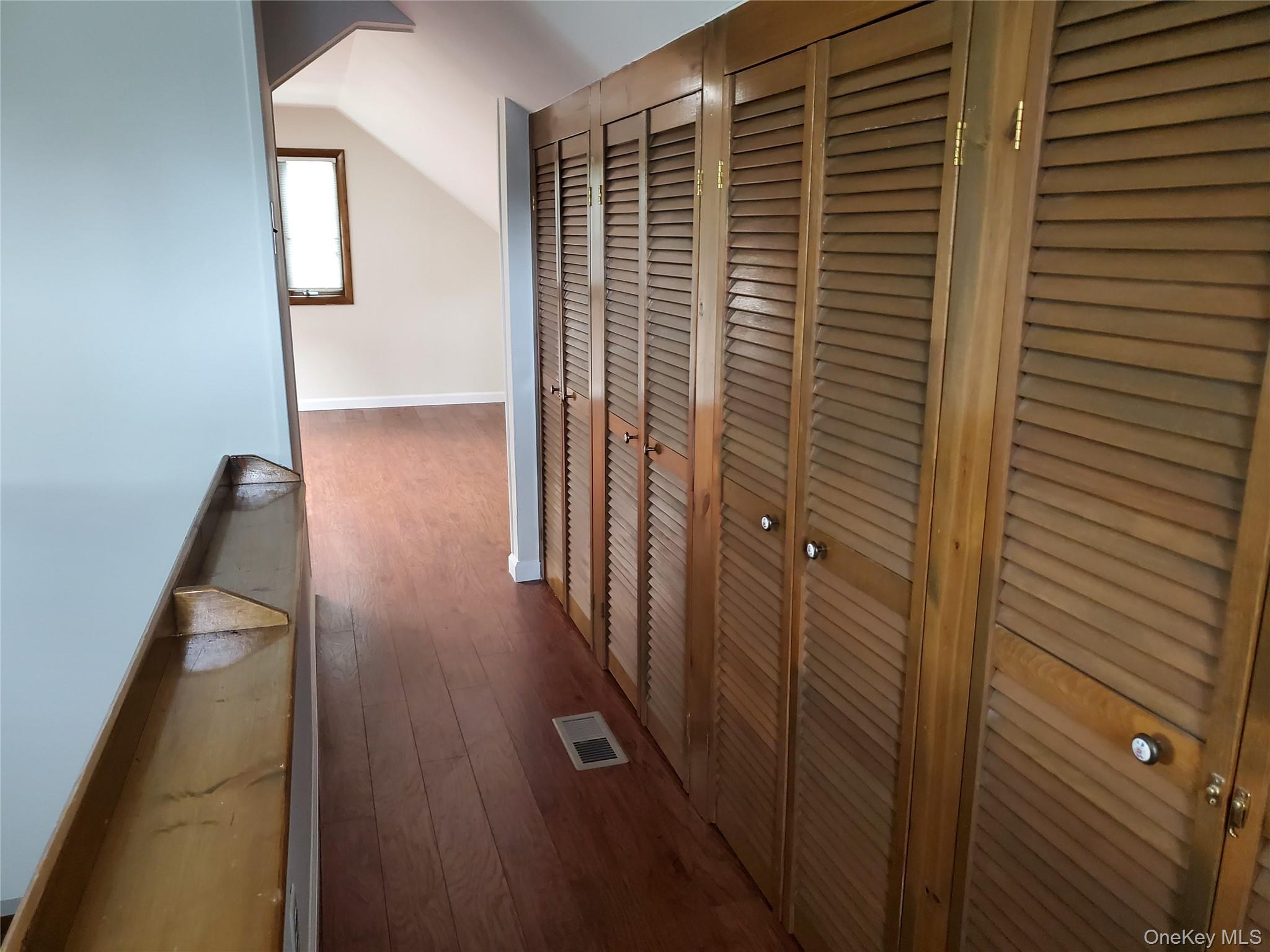 30 Jervis Avenue, Copiague, NY 11726