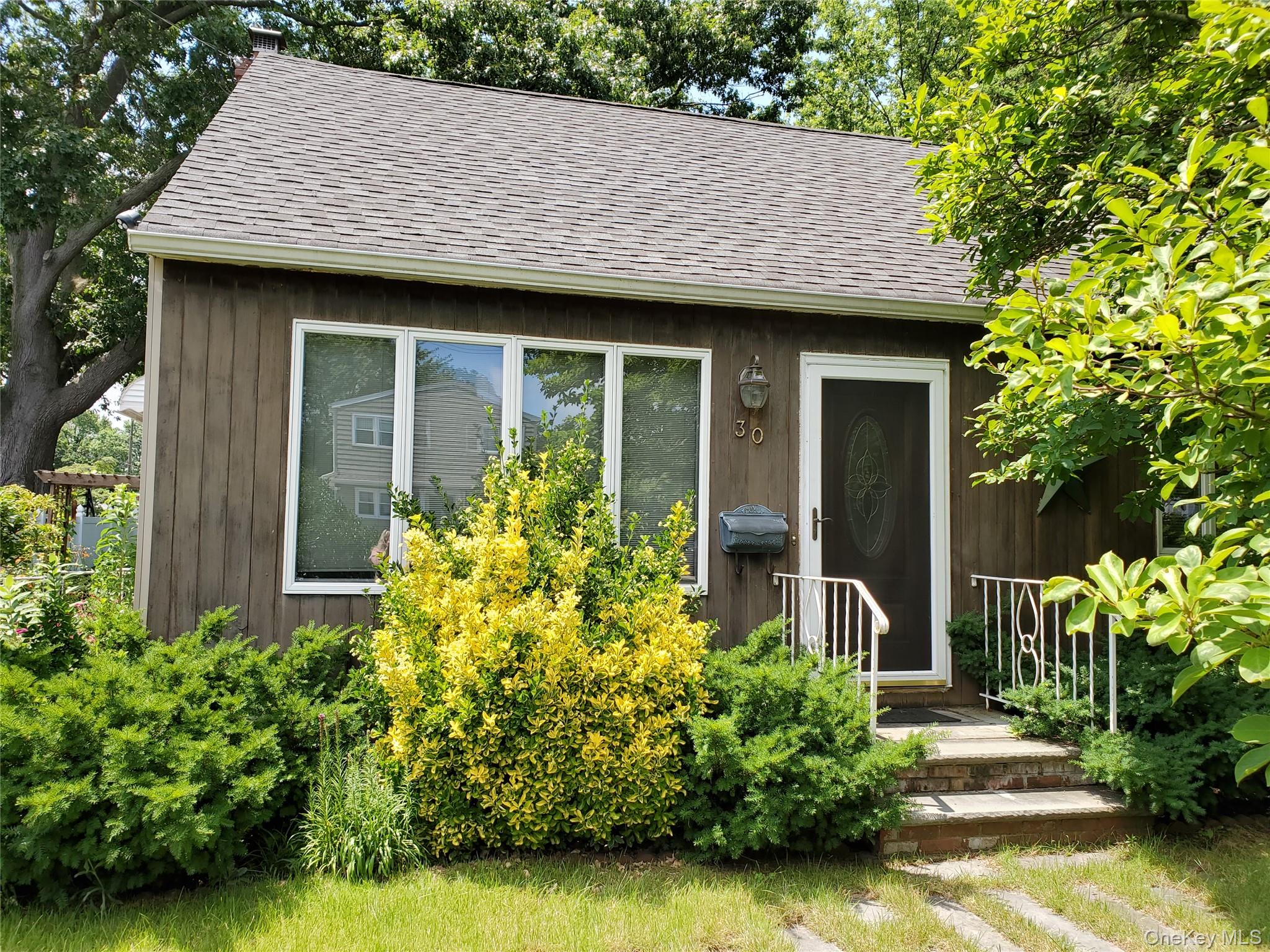 30 Jervis Avenue, Copiague, NY 11726