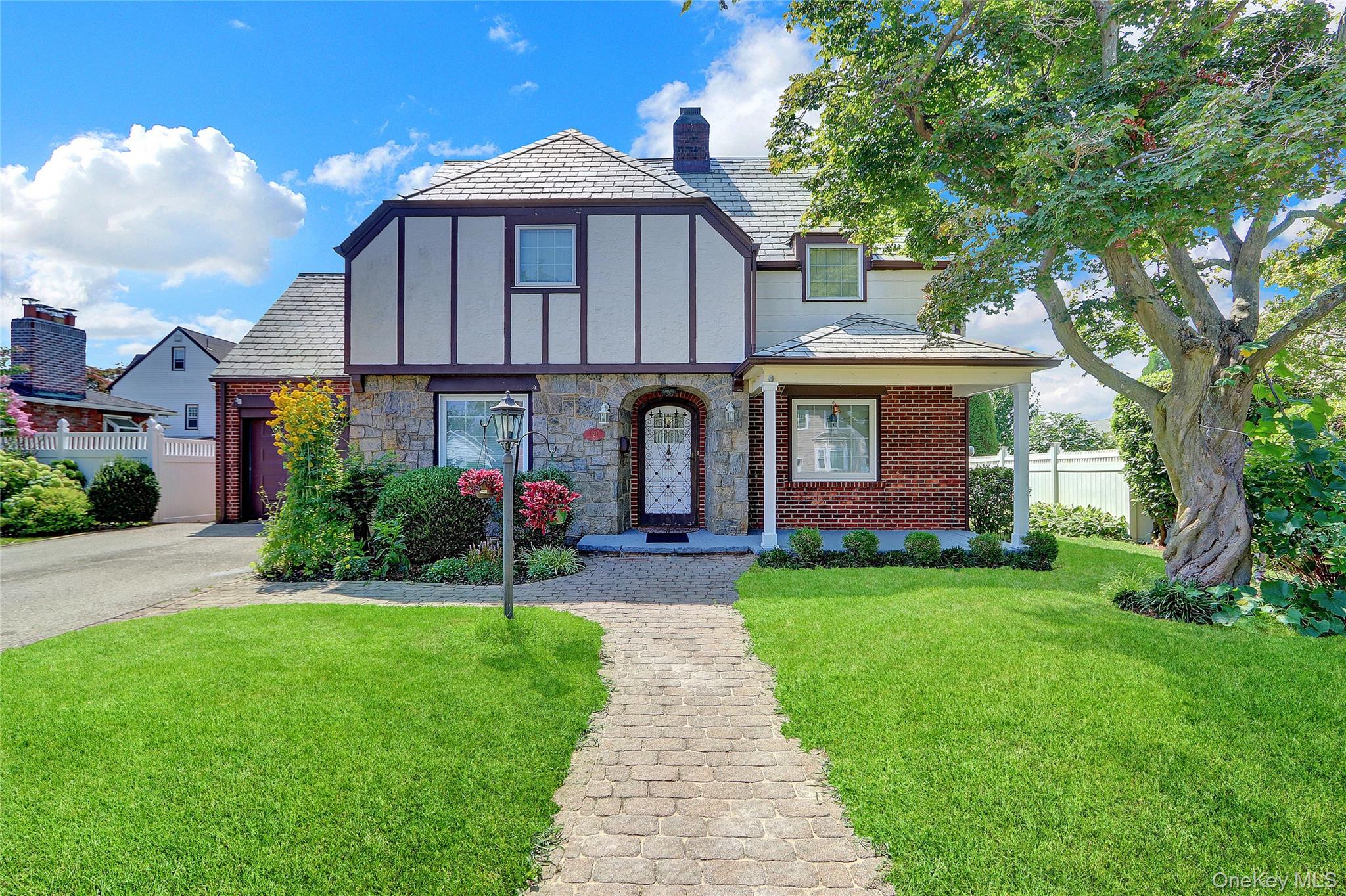 121 6th Street, Hicksville, NY 11801