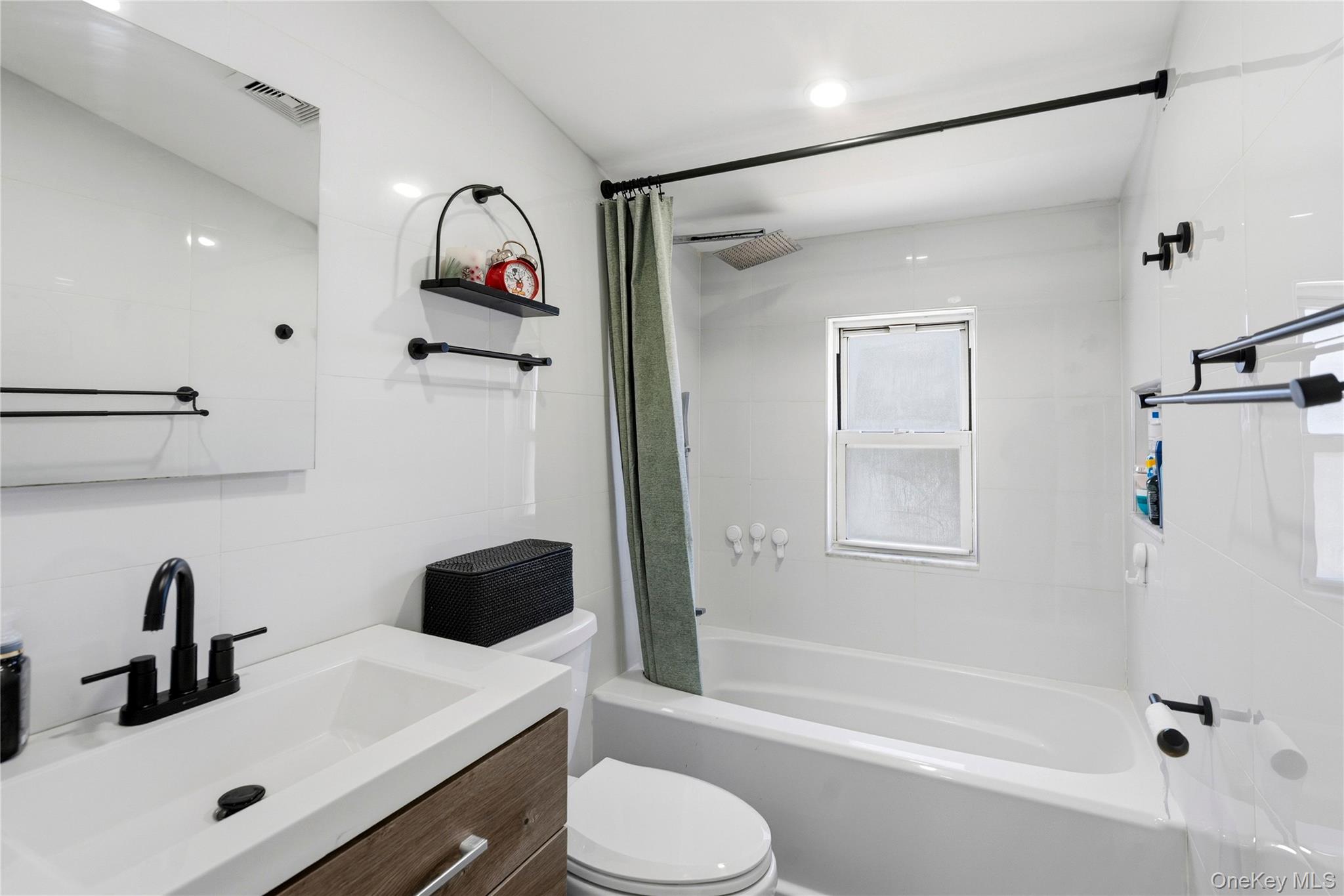 25 Leonard Road, Syosset, NY 11791