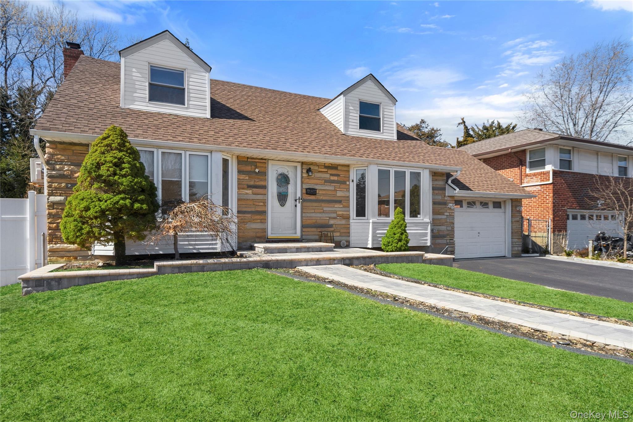 25 Leonard Road, Syosset, NY 11791