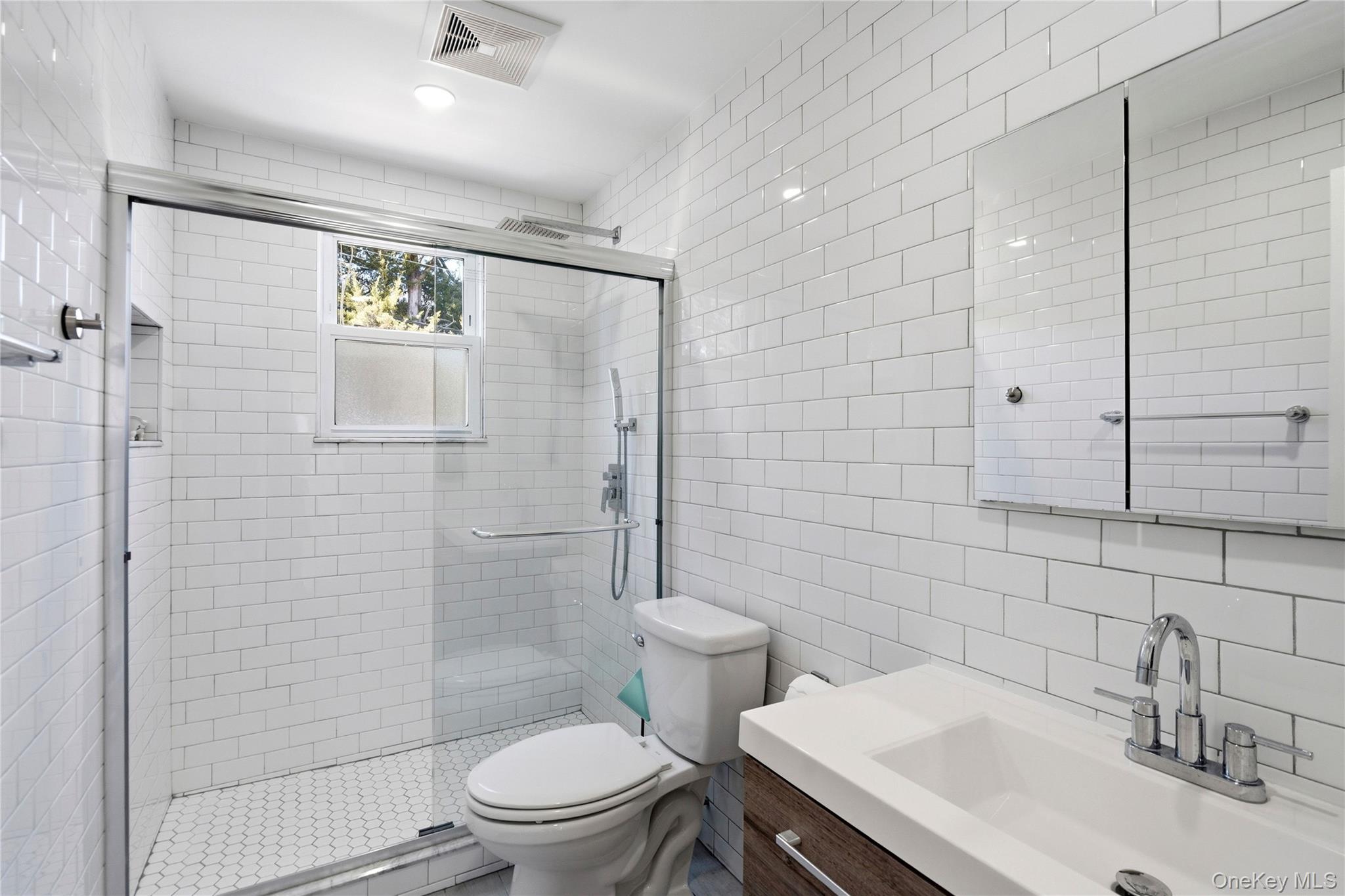 25 Leonard Road, Syosset, NY 11791