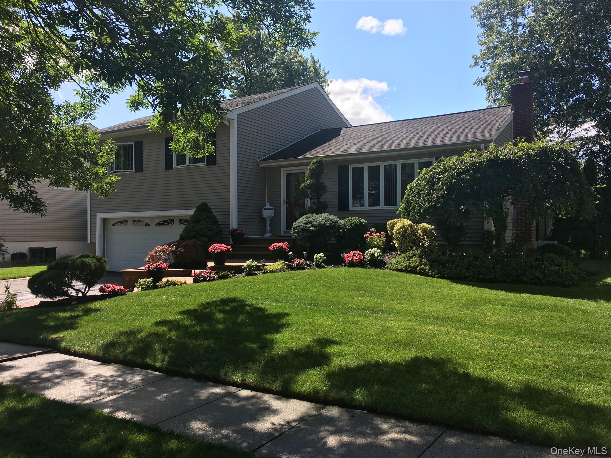 19 Keswick Lane, Plainview, NY 11803