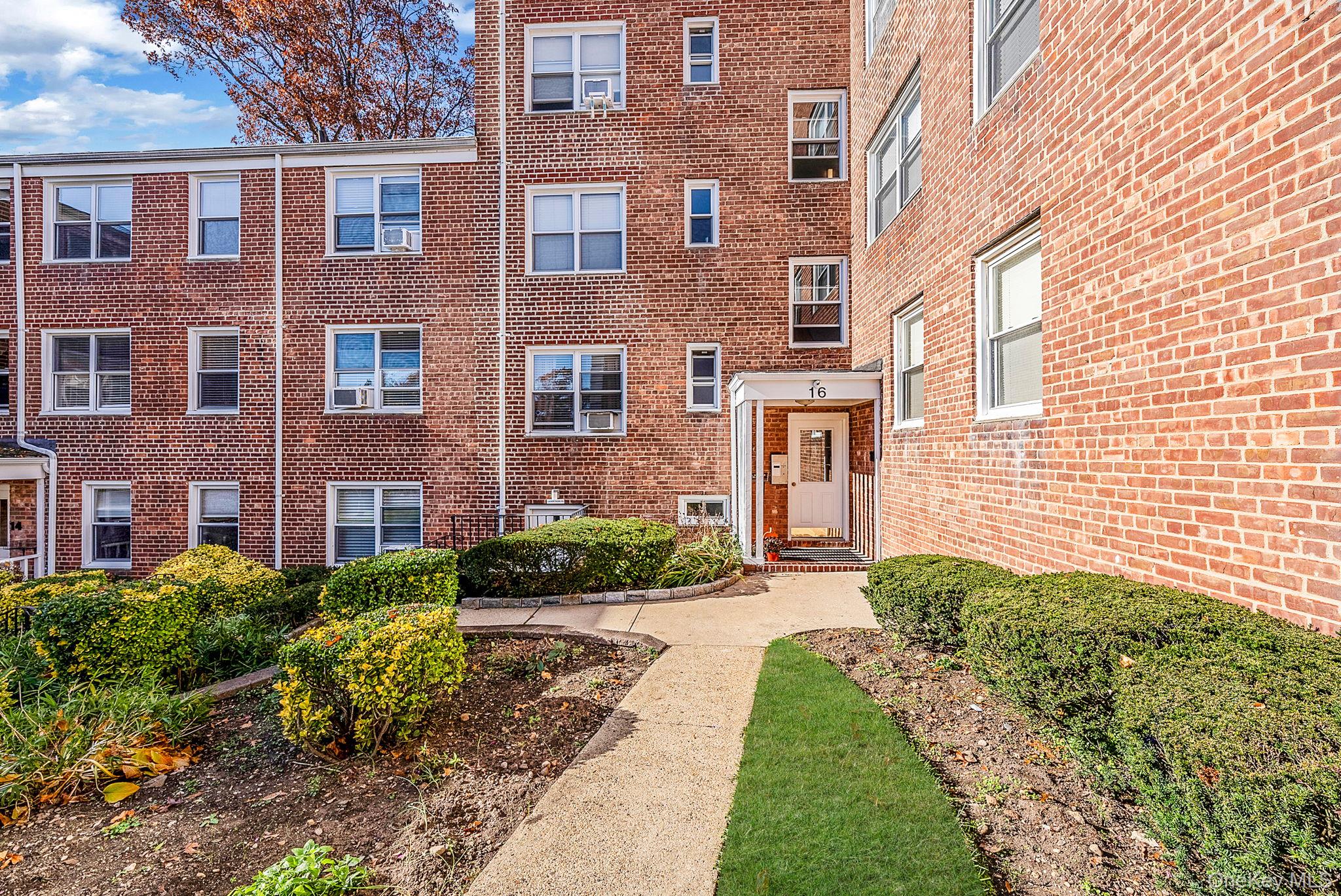 16 Edwards Street # 3G, Roslyn Heights, NY 11577