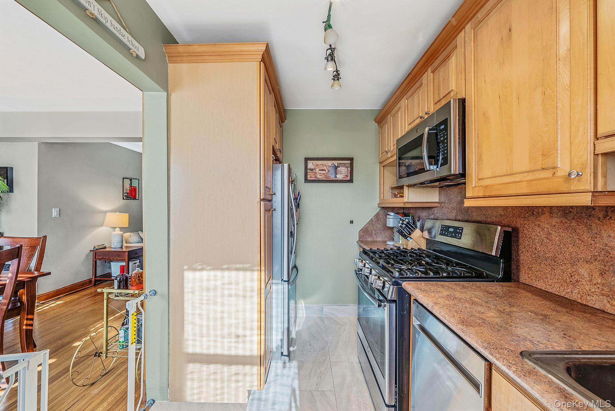 16 Edwards Street # 3G, Roslyn Heights, NY 11577