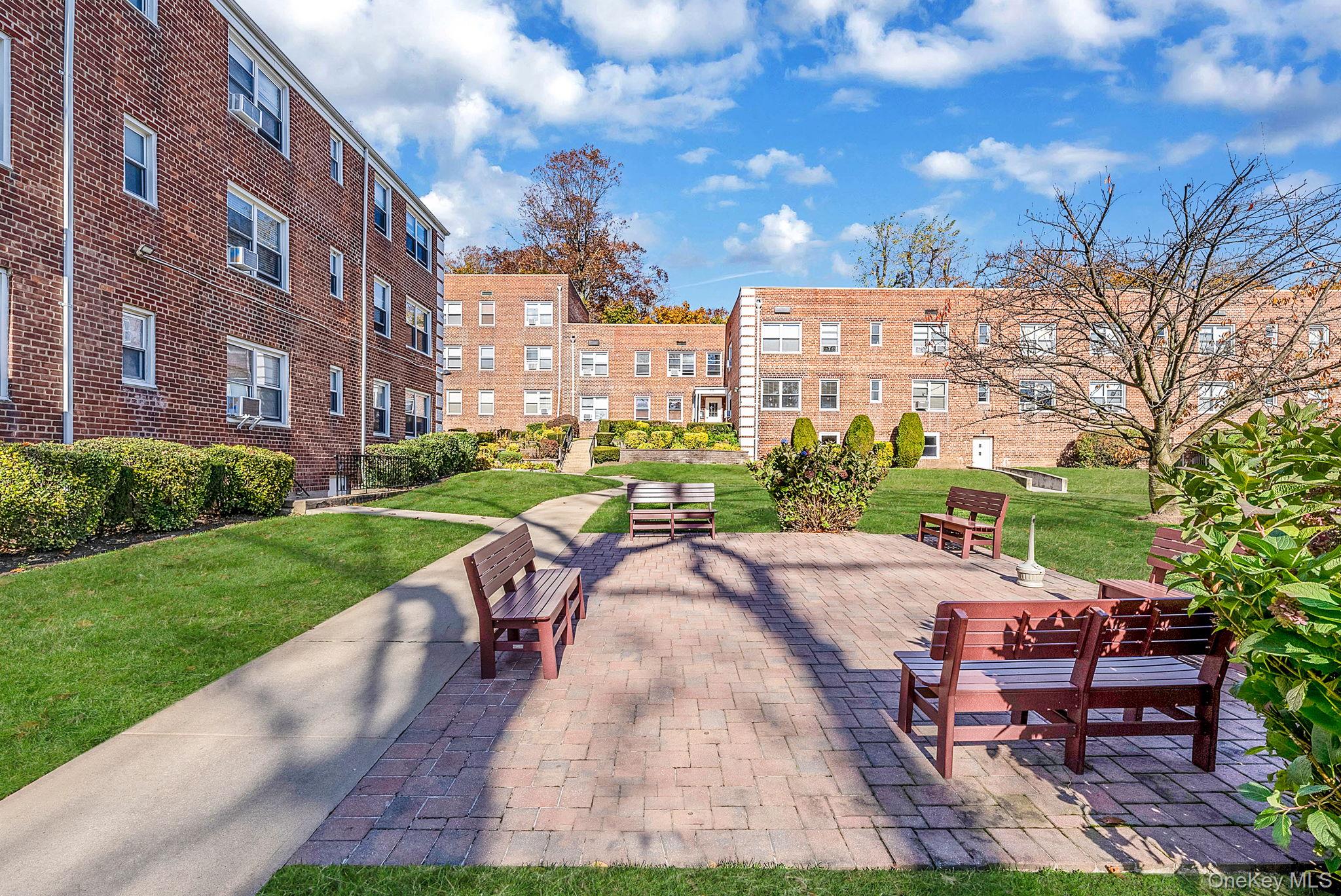 16 Edwards Street # 3G, Roslyn Heights, NY 11577