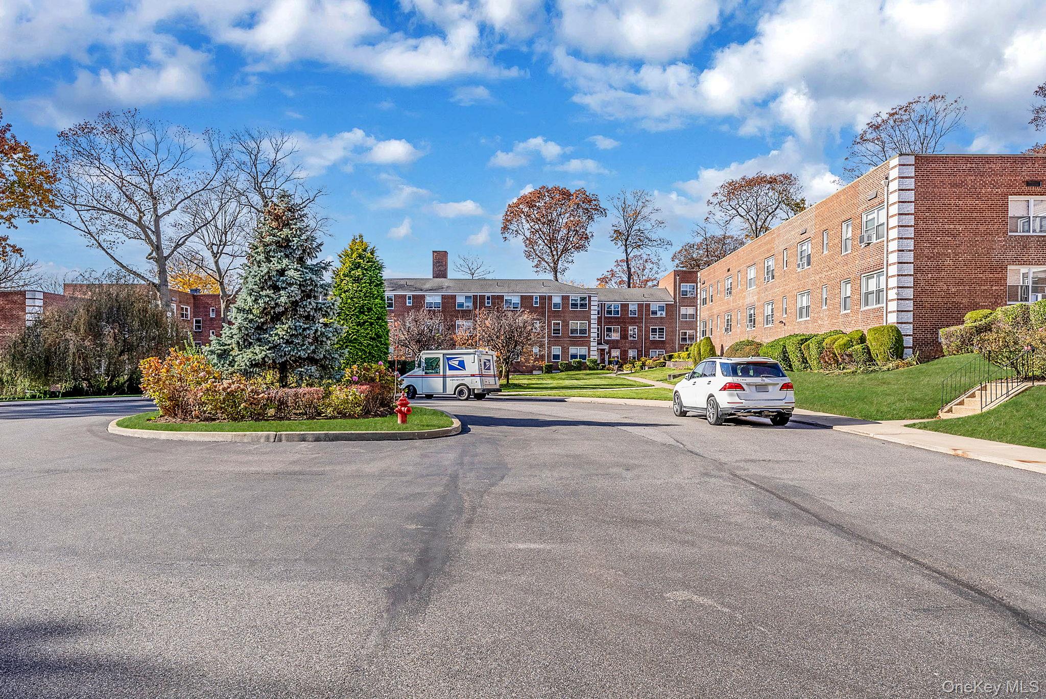 16 Edwards Street # 3G, Roslyn Heights, NY 11577