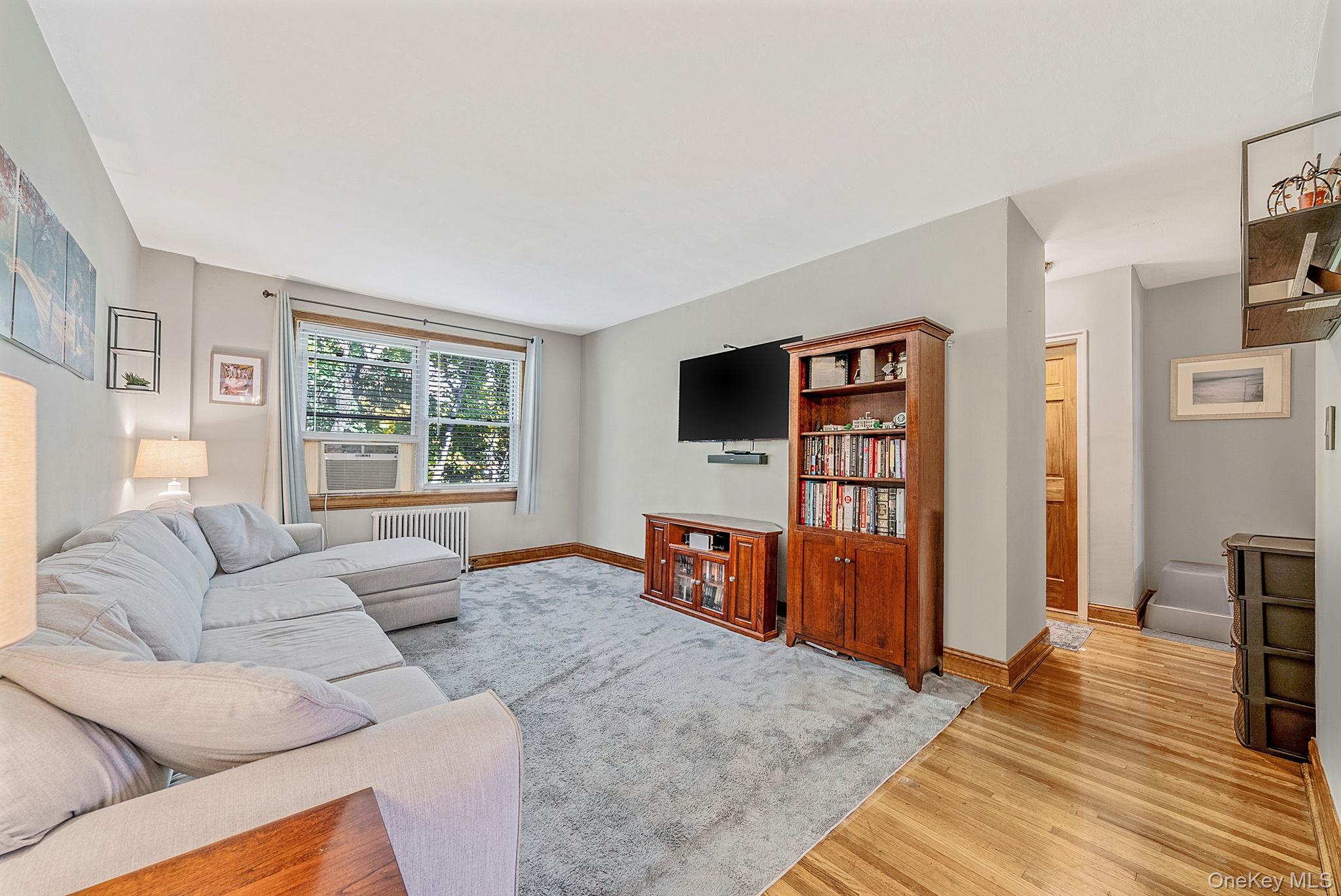 16 Edwards Street # 3G, Roslyn Heights, NY 11577