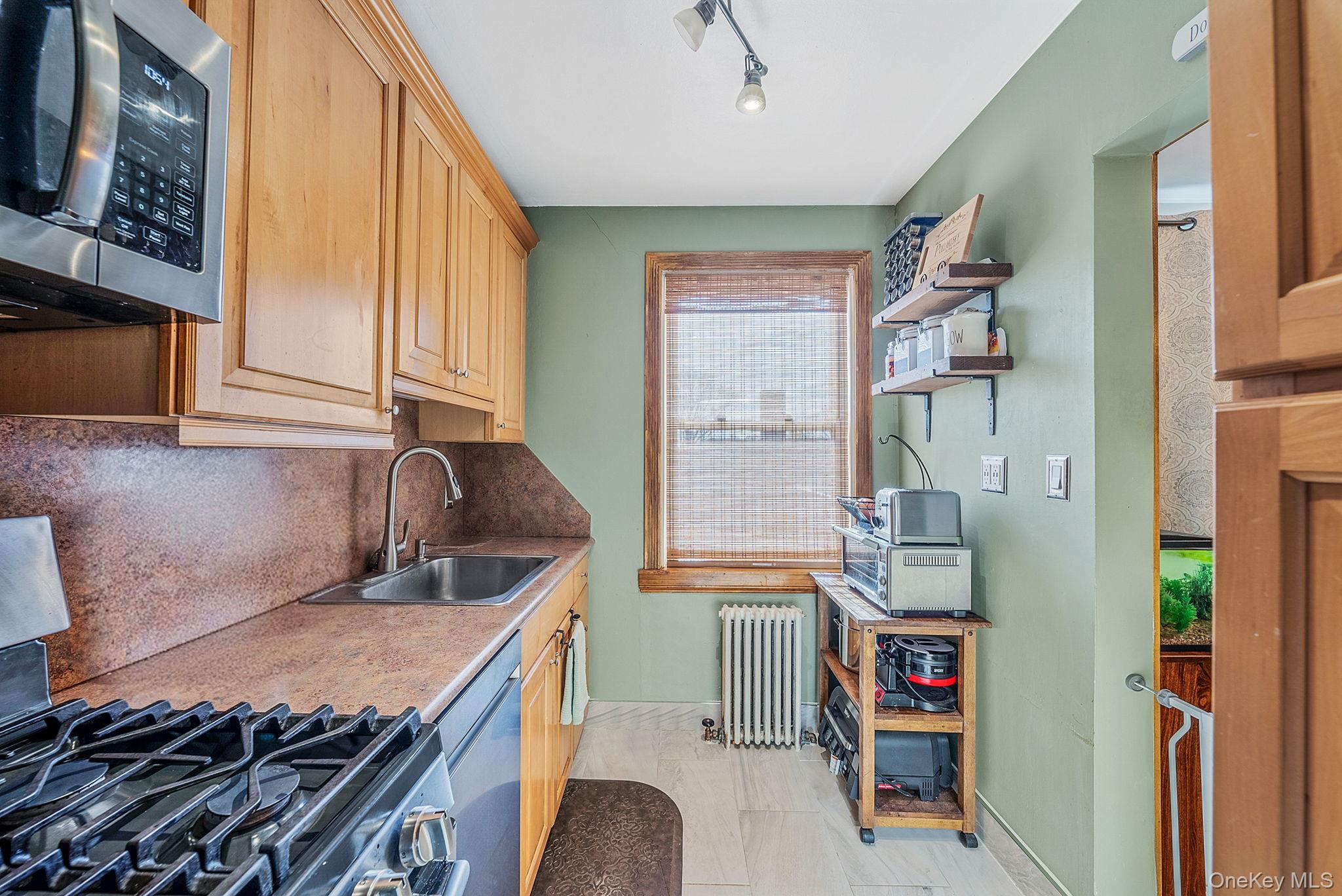 16 Edwards Street # 3G, Roslyn Heights, NY 11577