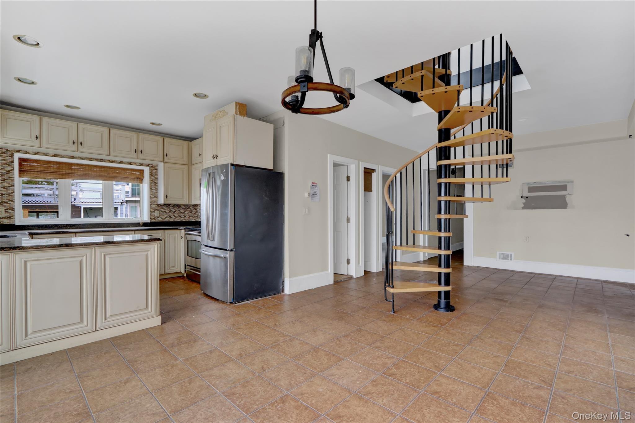 894 Bay 9th Street, West Islip, NY 11795