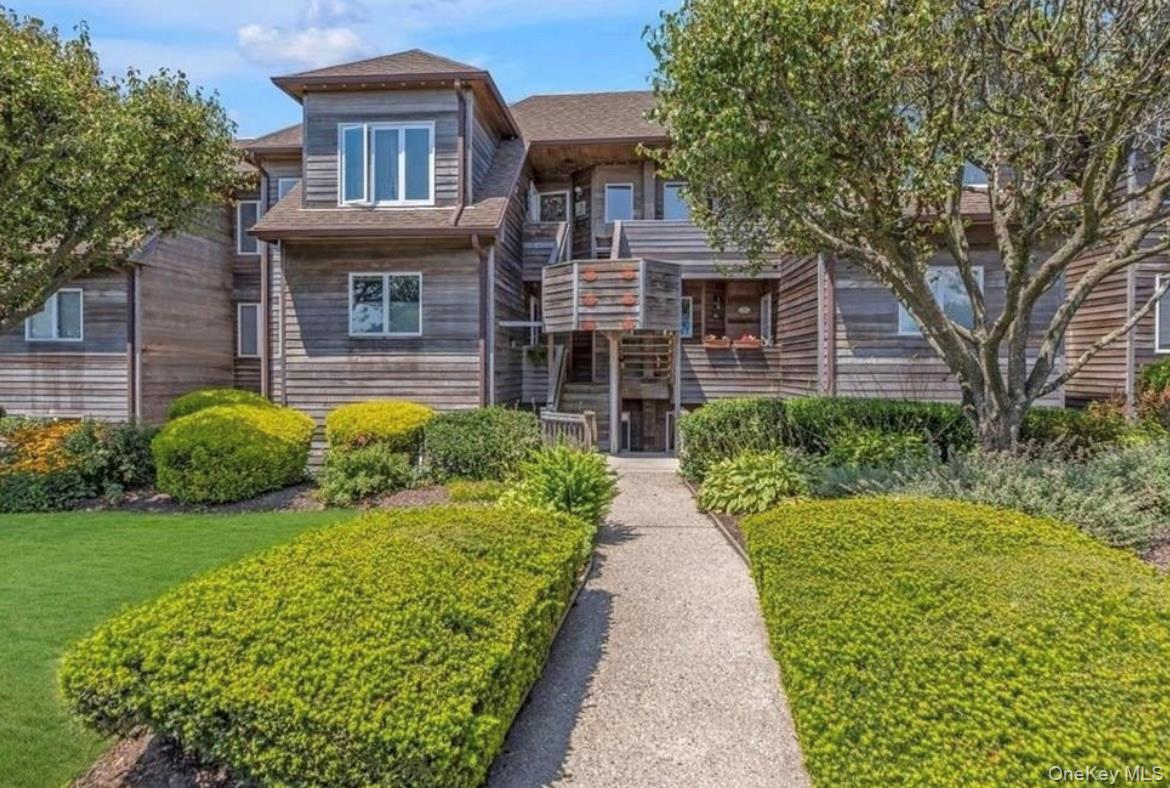 207 Fox Hill Drive, Baiting Hollow, NY 11933