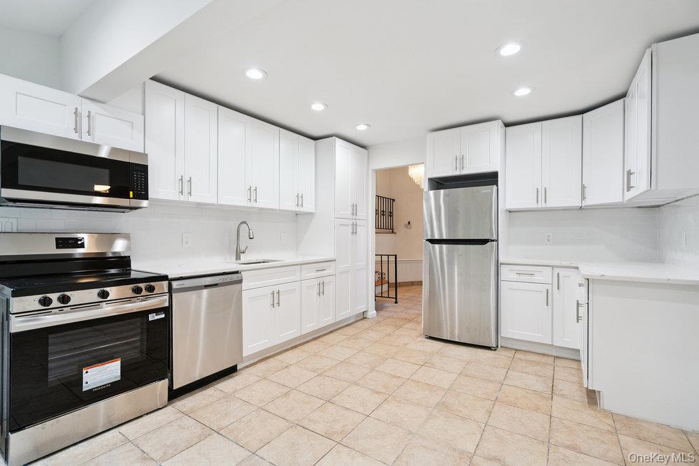 72 Winthrop Road, Plainview, NY 11803