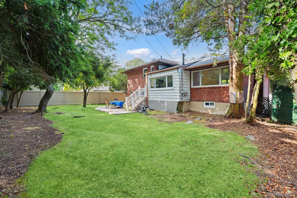 72 Winthrop Road, Plainview, NY 11803