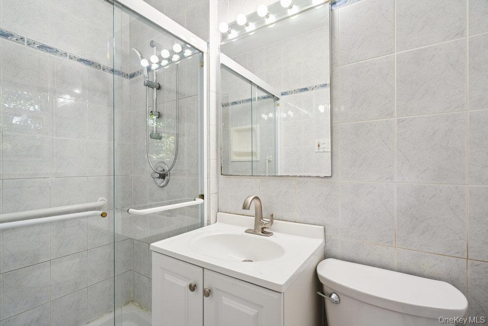 72 Winthrop Road, Plainview, NY 11803