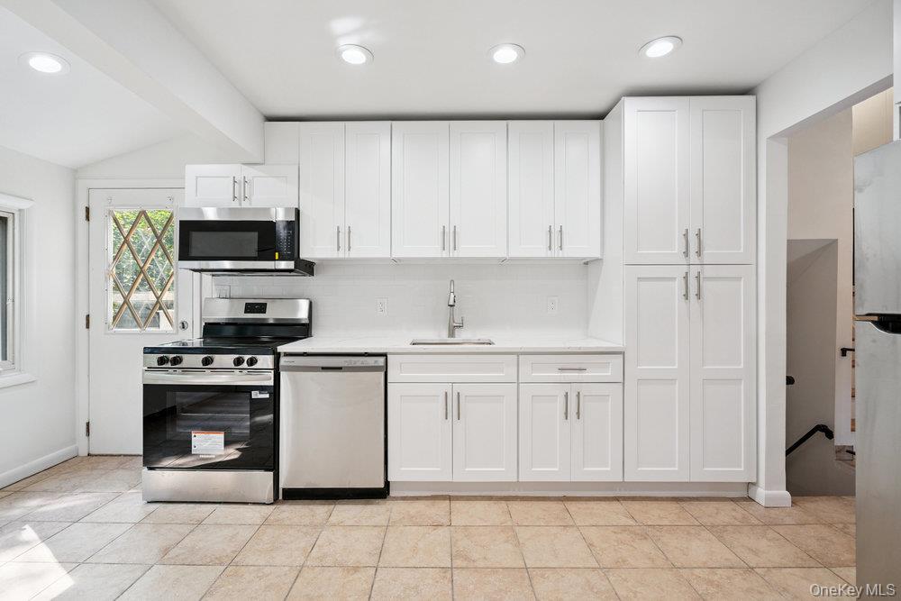 72 Winthrop Road, Plainview, NY 11803