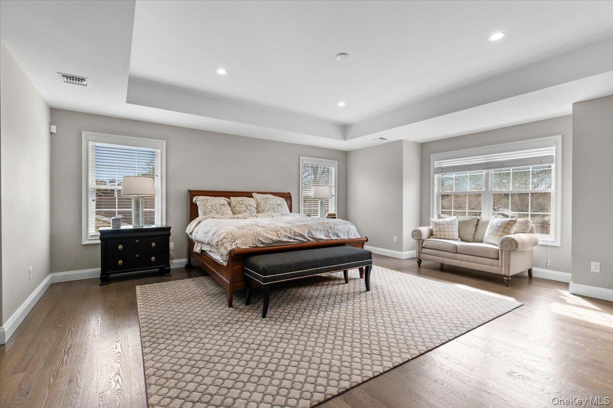 42 Meadowbrook Road, Syosset, NY 11791