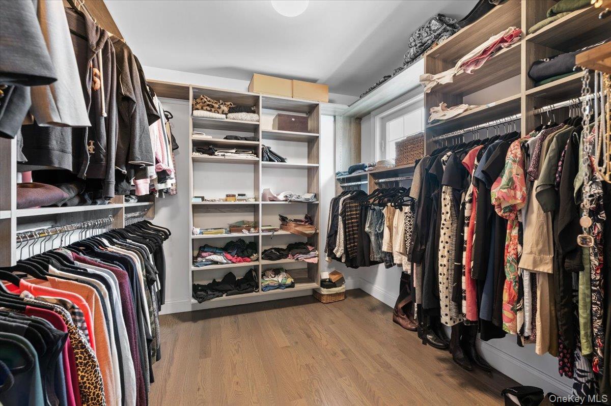 42 Meadowbrook Road, Syosset, NY 11791