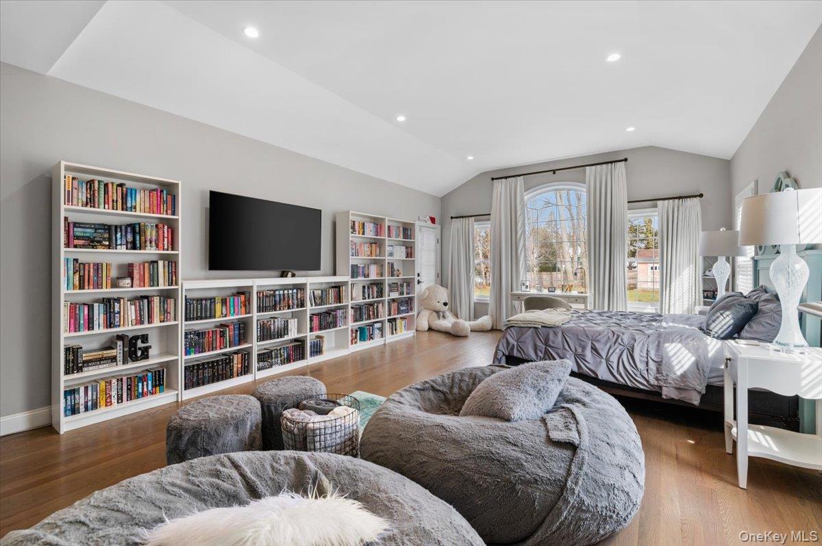 42 Meadowbrook Road, Syosset, NY 11791