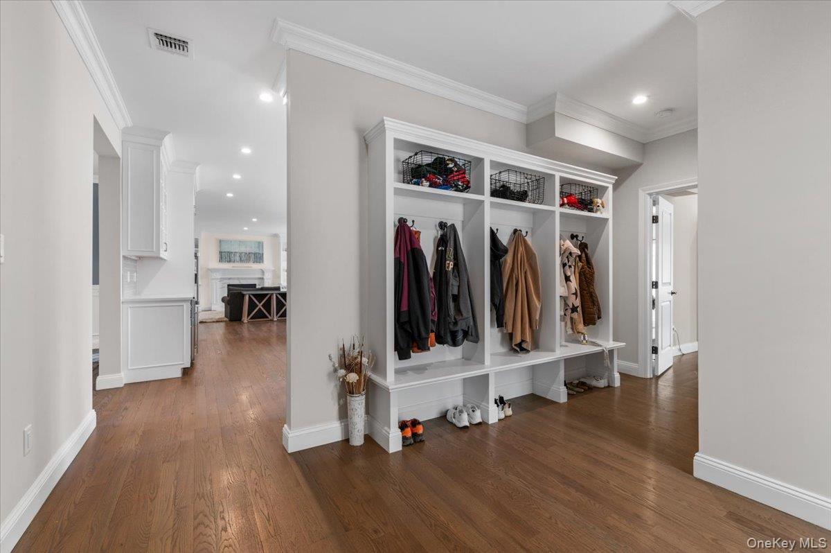 42 Meadowbrook Road, Syosset, NY 11791