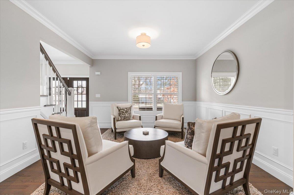 42 Meadowbrook Road, Syosset, NY 11791