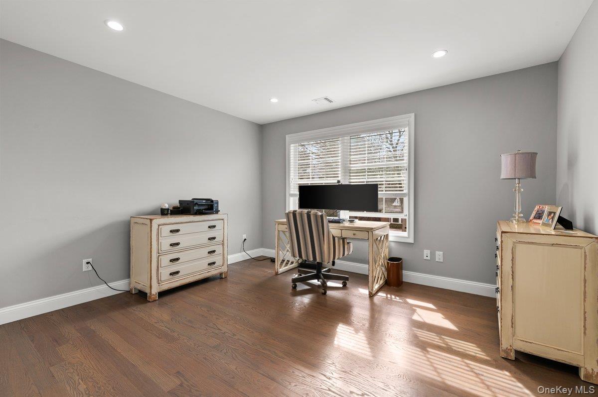 42 Meadowbrook Road, Syosset, NY 11791