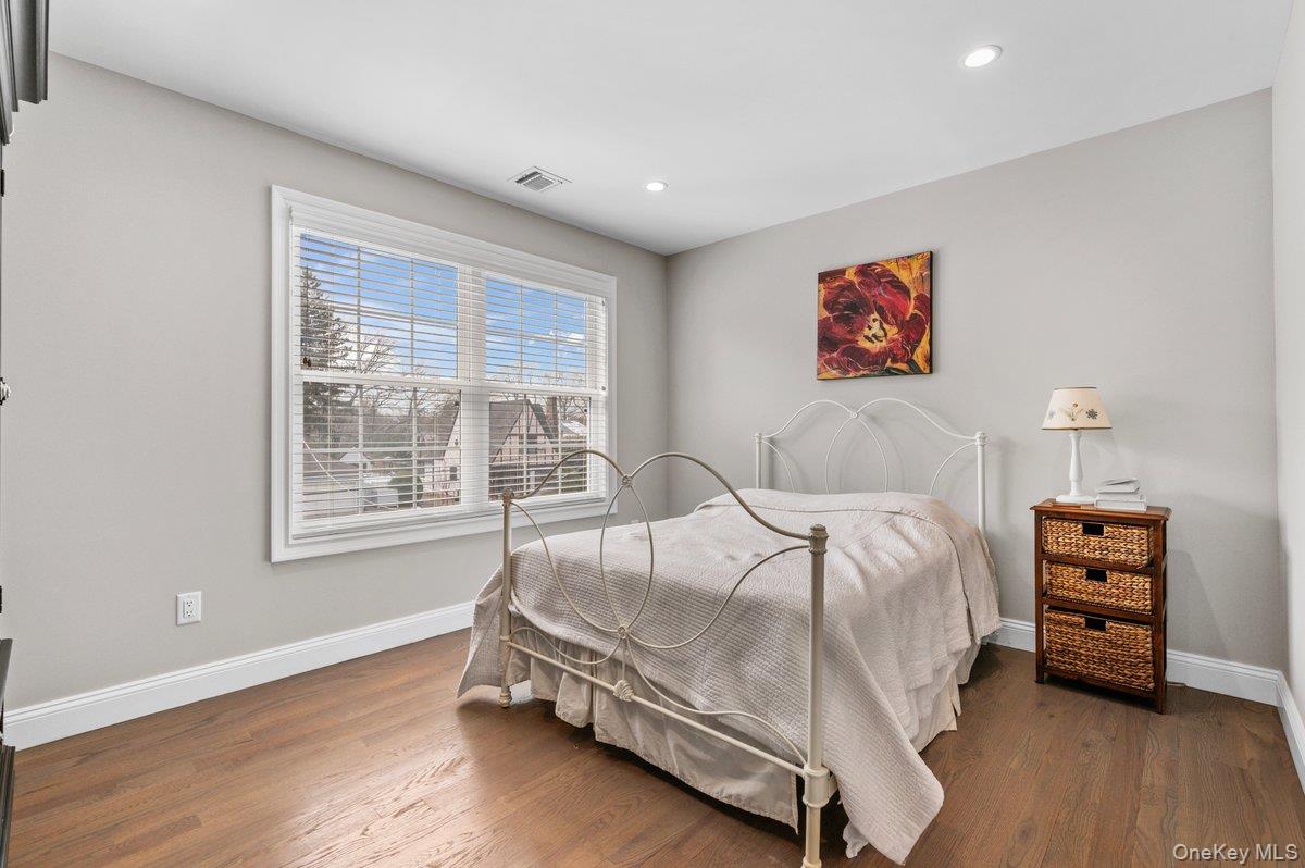 42 Meadowbrook Road, Syosset, NY 11791