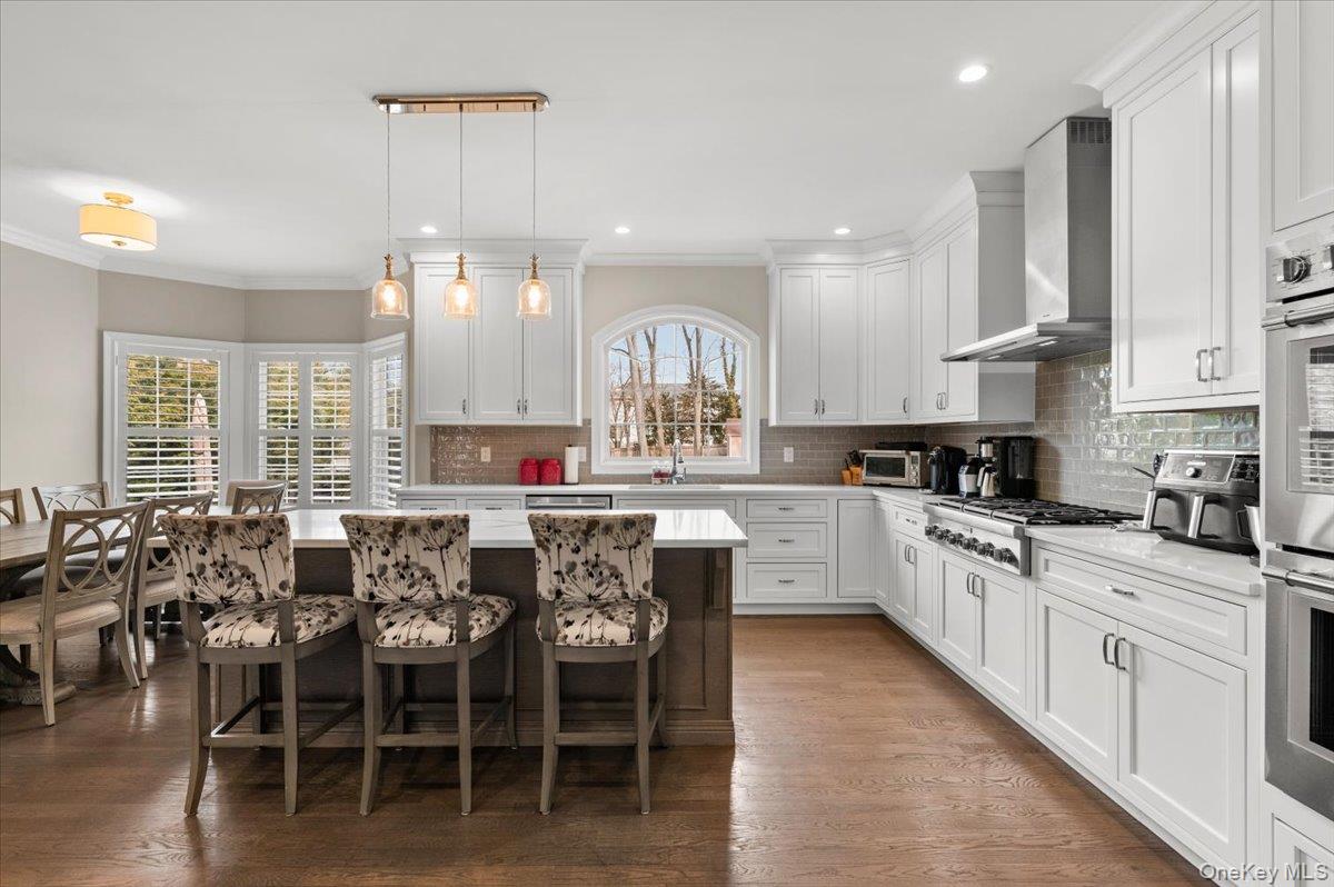 42 Meadowbrook Road, Syosset, NY 11791