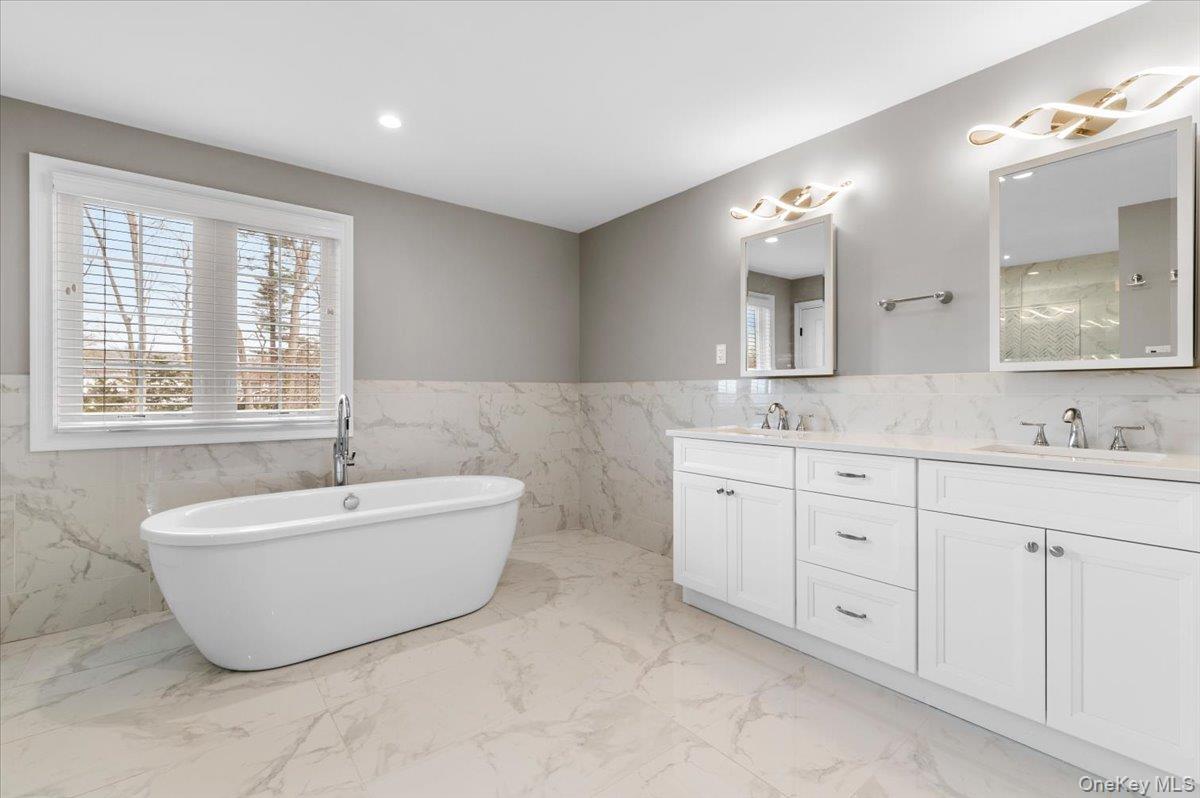 42 Meadowbrook Road, Syosset, NY 11791