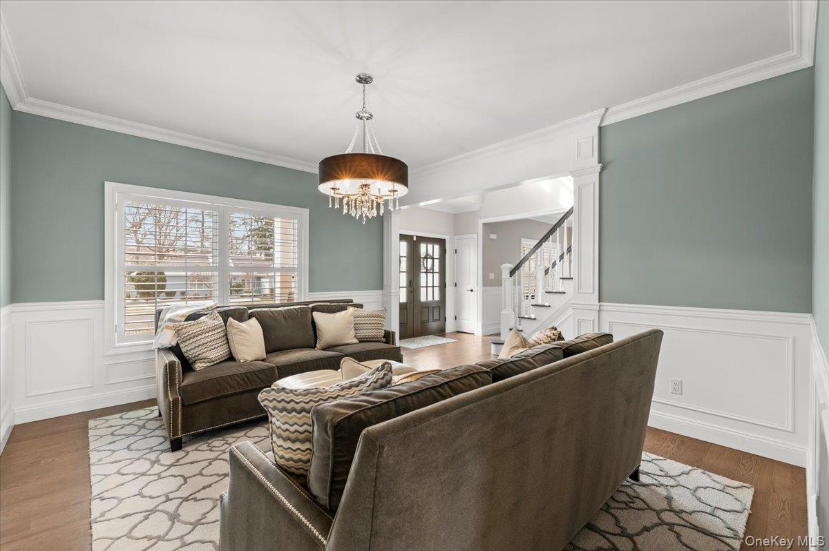 42 Meadowbrook Road, Syosset, NY 11791