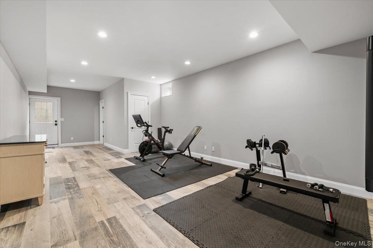 42 Meadowbrook Road, Syosset, NY 11791