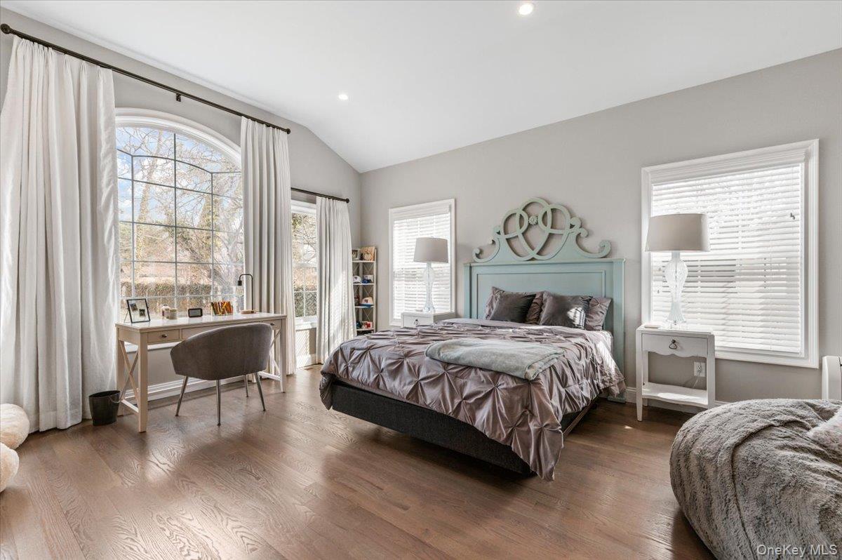 42 Meadowbrook Road, Syosset, NY 11791