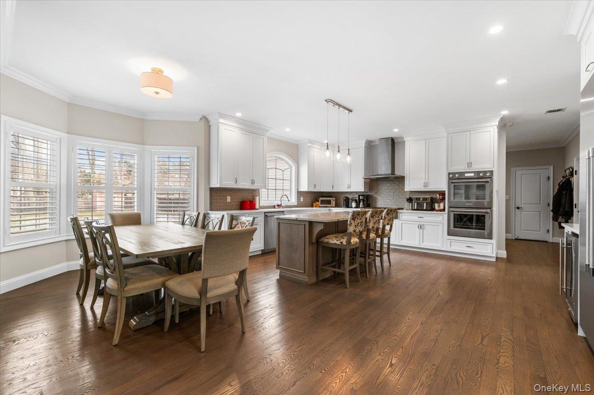 42 Meadowbrook Road, Syosset, NY 11791