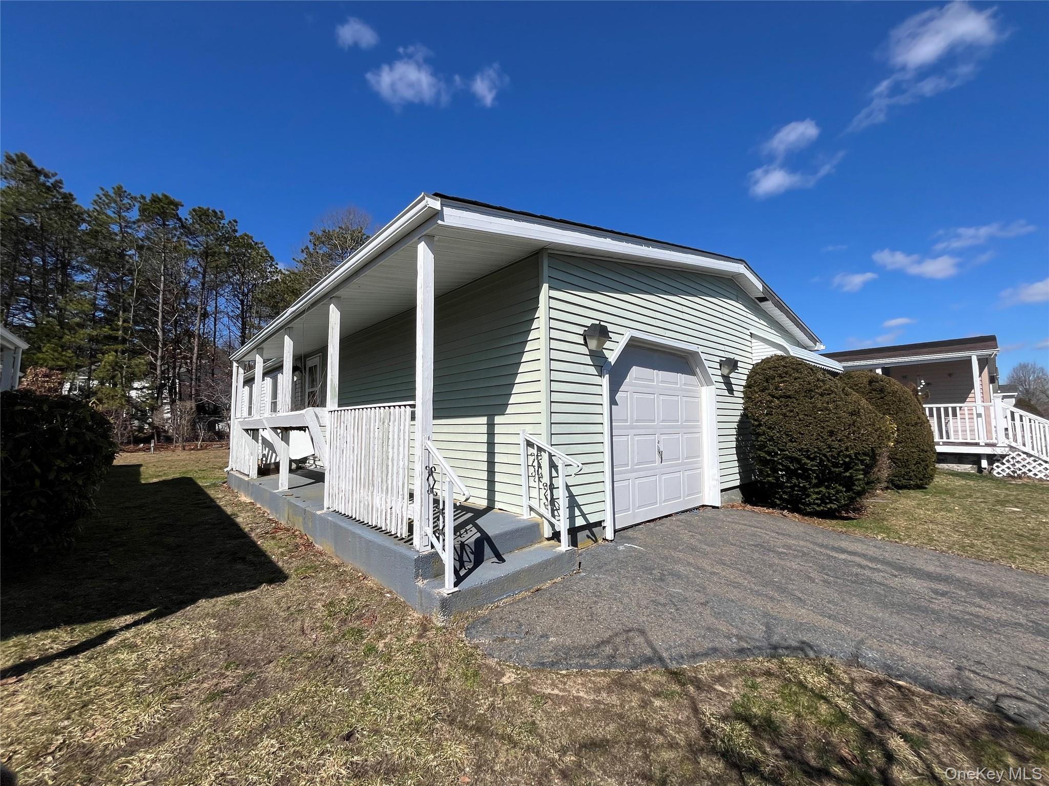 75 Village Circle W, Manorville, NY 11949