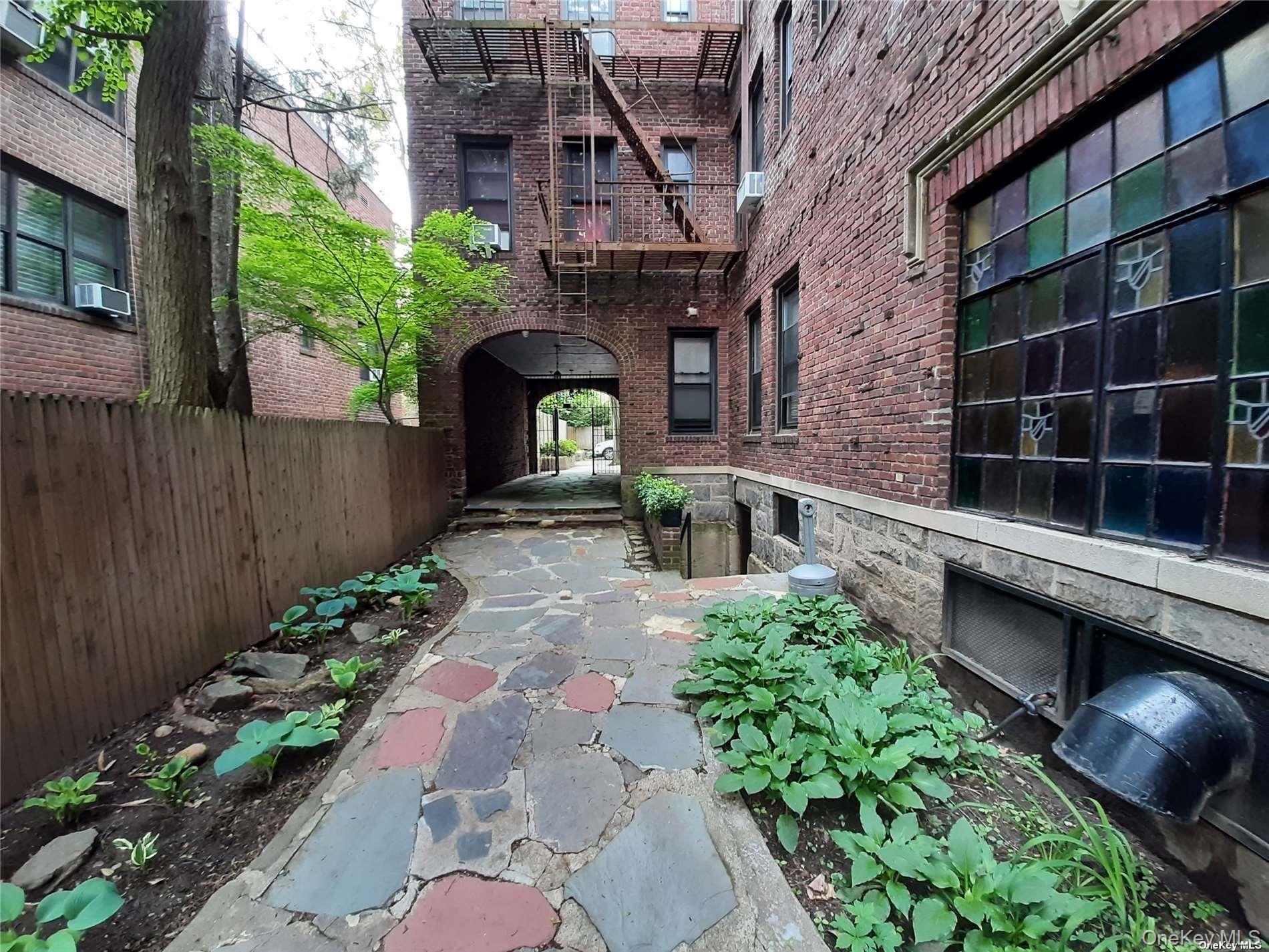 1 Hillside Avenue # 1A, Great Neck, NY 11021