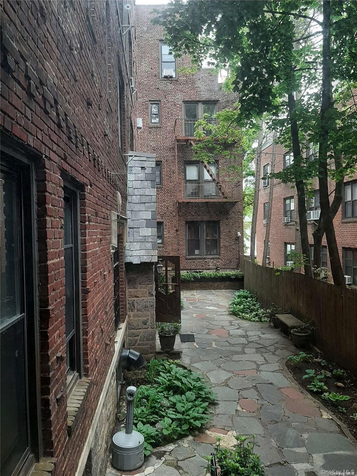 1 Hillside Avenue # 1A, Great Neck, NY 11021