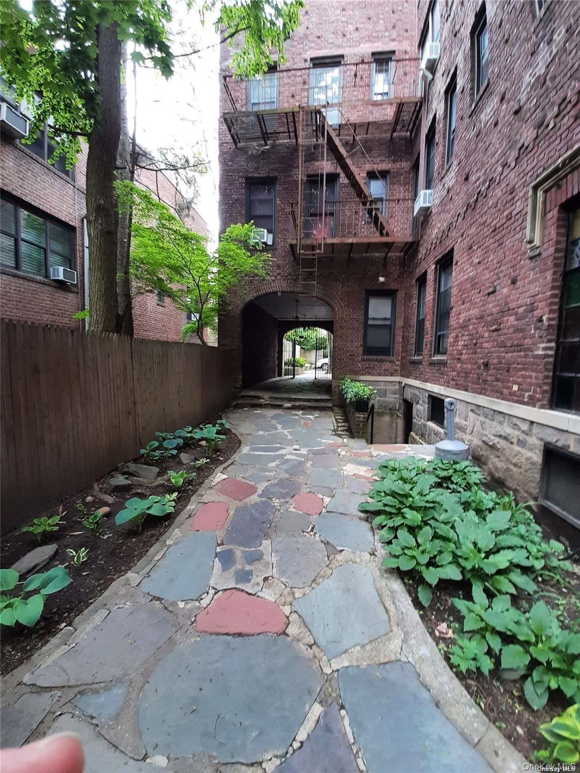 1 Hillside Avenue # 1A, Great Neck, NY 11021