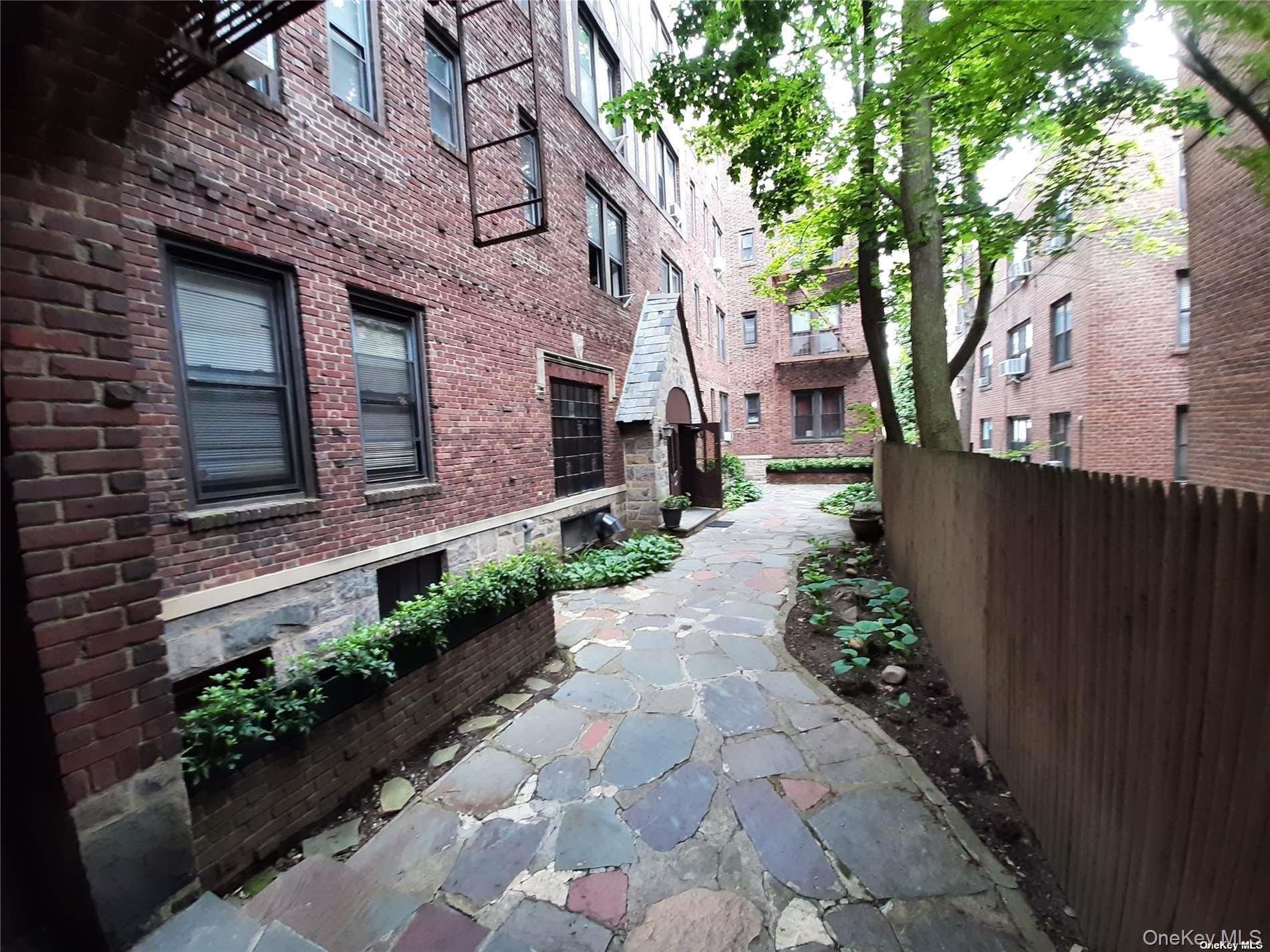 1 Hillside Avenue # 1A, Great Neck, NY 11021