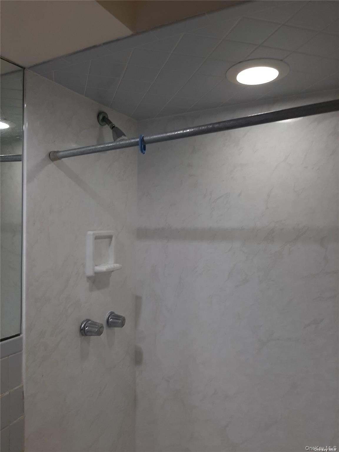 1 Hillside Avenue # 1A, Great Neck, NY 11021