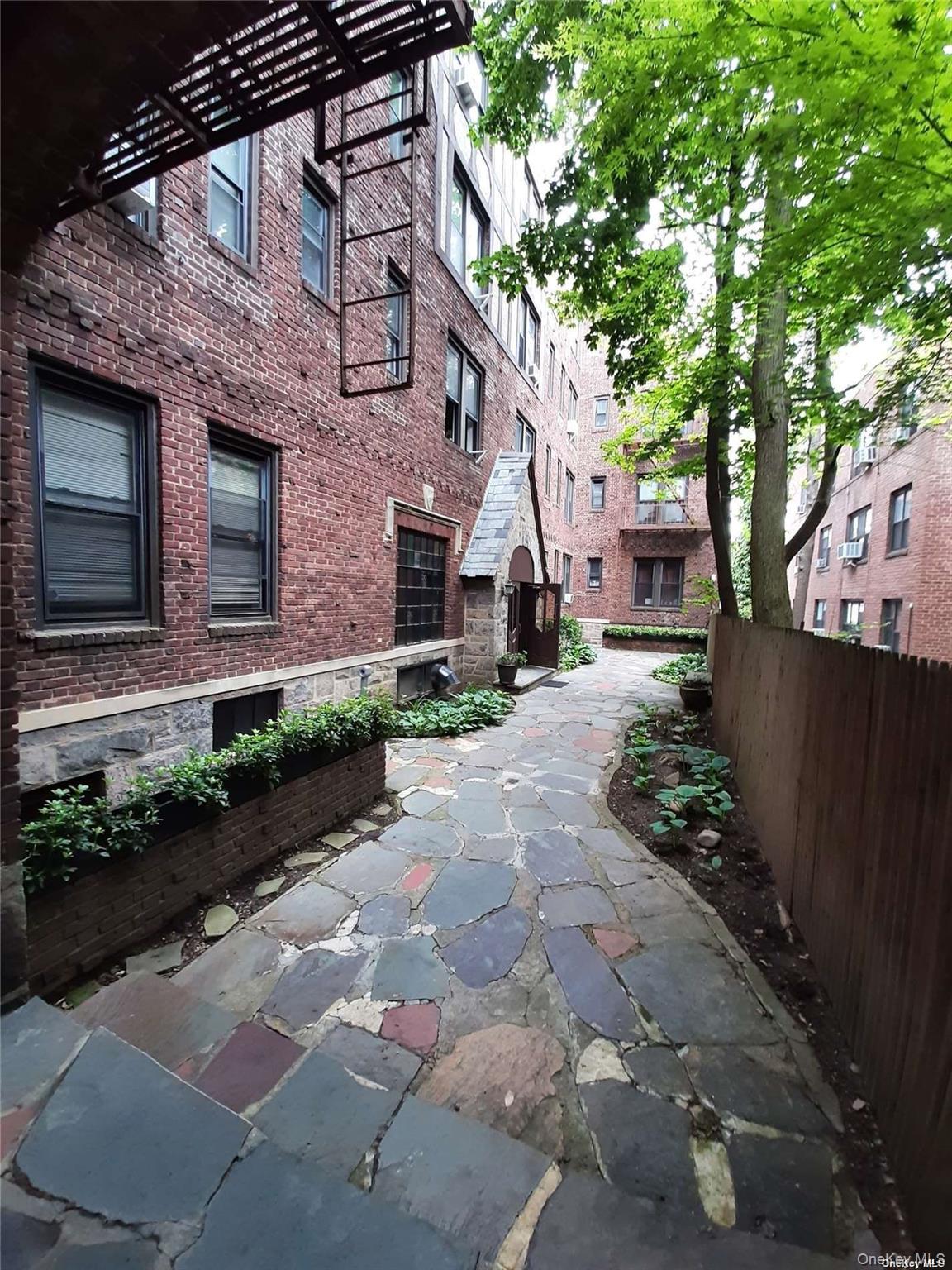 1 Hillside Avenue # 1A, Great Neck, NY 11021