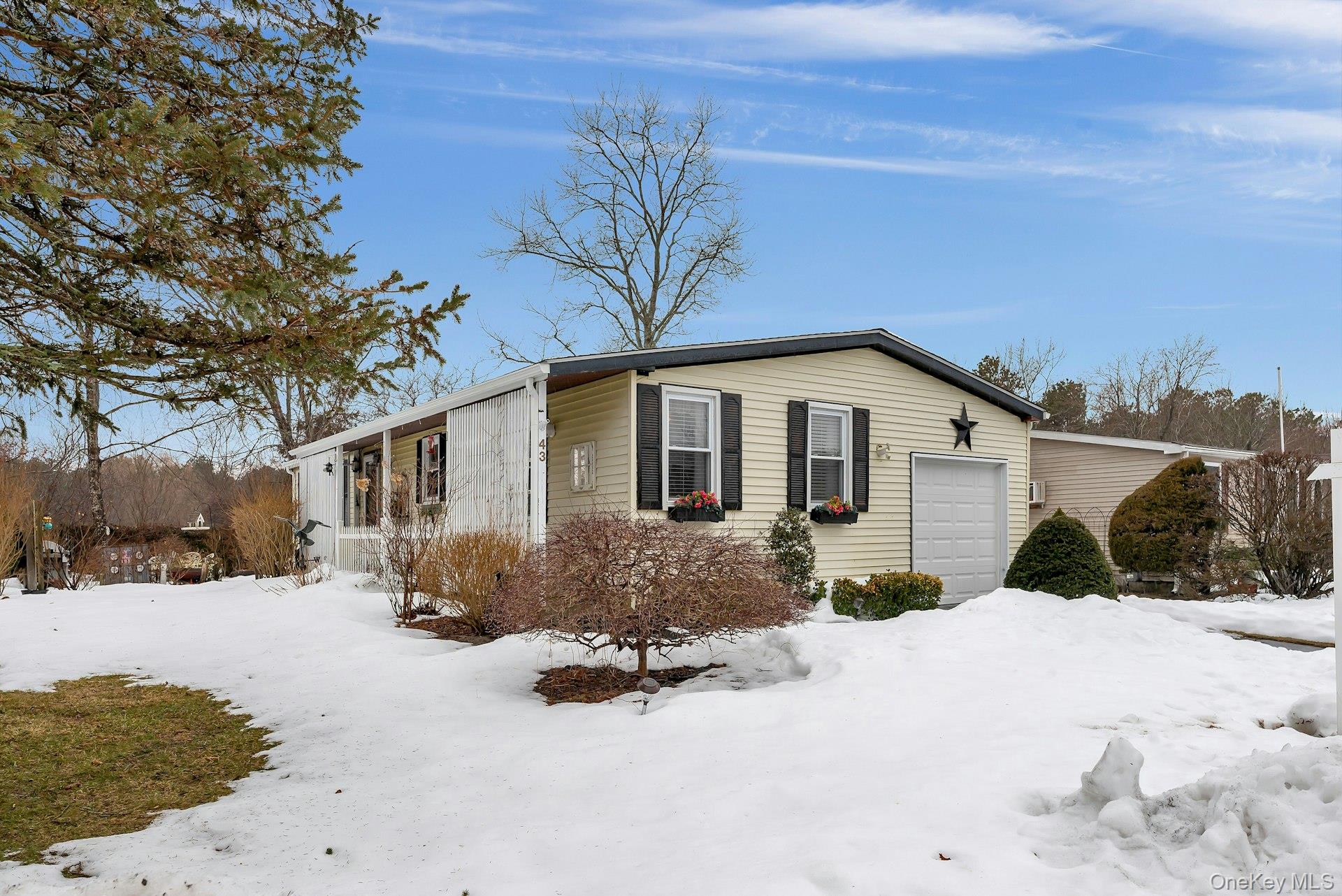 43 Village Circle S, Manorville, NY 11949