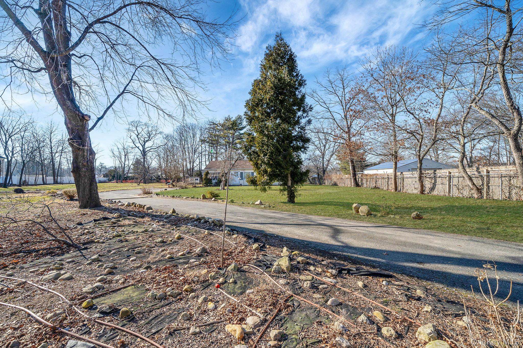 72 Locust Avenue, Oakdale, NY 11769