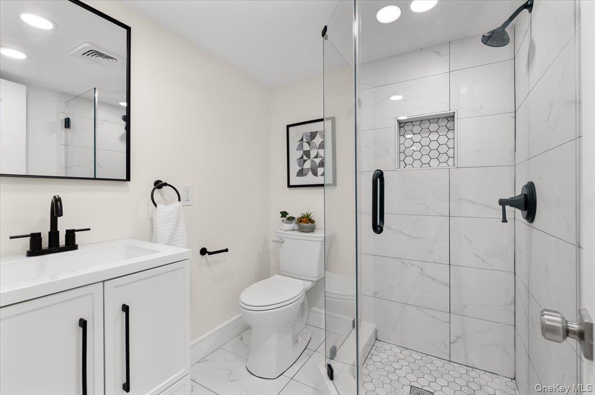 27 Valley Avenue, Locust Valley, NY 11560