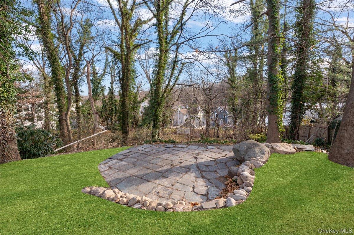 27 Valley Avenue, Locust Valley, NY 11560