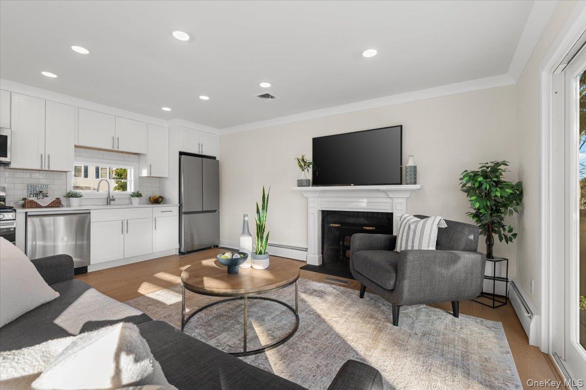 27 Valley Avenue, Locust Valley, NY 11560